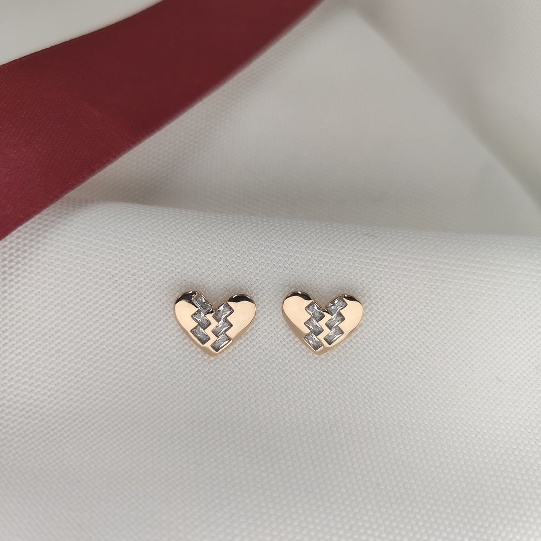 Delilah heart stud earrings with zirconia, gold-tone